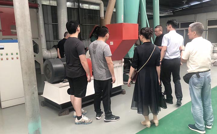 考察團(tuán)對(duì)試機(jī)區(qū)進(jìn)行參觀(guān)