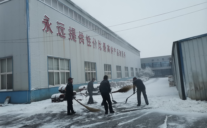寒風(fēng)中，雪地里，他們的身影多么美麗.jpg
