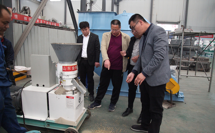 威海兩客戶前來山東金格瑞考察飼料顆粒機(jī)，現(xiàn)場(chǎng)試機(jī).jpg