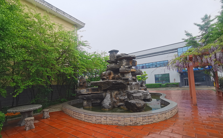處理農(nóng)林廢棄物，變樹枝為燃料顆粒，節(jié)能環(huán)保，一起保衛(wèi)我們的藍(lán)天白云.jpg