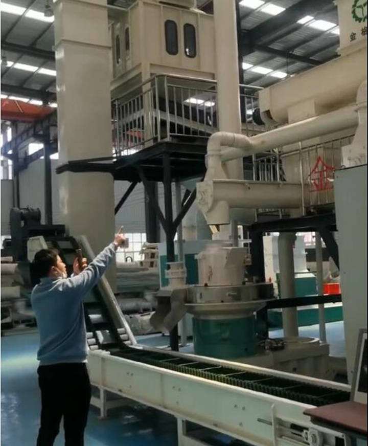 木屑造粒機(jī)生產(chǎn)線(xiàn)展示現(xiàn)場(chǎng).jpg
