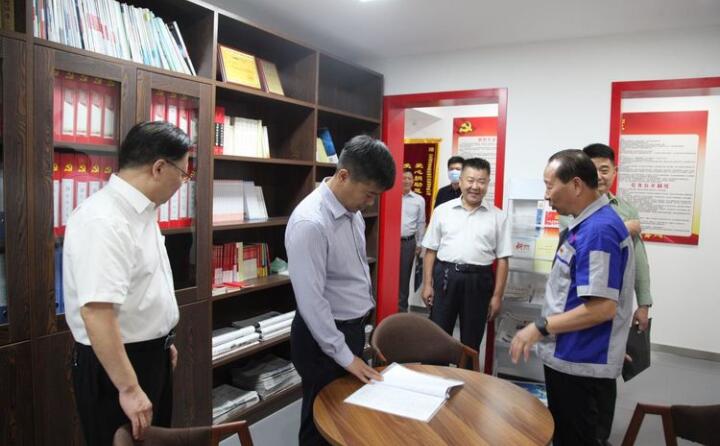 在黨群活動室，工會主席景奉全以PPT的形式向現場領導詳細介紹了居邦源集團的產業(yè)工人隊伍建設以及改革情況。.jpg