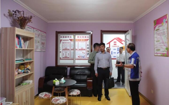 在黨群活動室，工會主席景奉全以PPT的形式向現場領導詳細介紹了居邦源集團的產業(yè)工人隊伍建設以及改革情況。.jpg