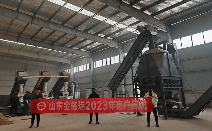 在顆粒機(jī)生產(chǎn)線制粒現(xiàn)場(chǎng)，回訪團(tuán)隊(duì)與客戶實(shí)地查看設(shè)備運(yùn)行情況，對(duì)運(yùn)行中出現(xiàn)過(guò)的一些情況進(jìn)行現(xiàn)場(chǎng)答疑和討論交流。最后，客戶對(duì)本次回訪工作給予肯定，雙方希望后續(xù)能有更多面對(duì)面交流的機(jī)會(huì)。.jpg